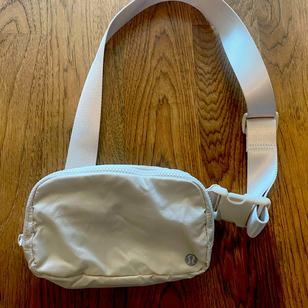 - Lululemon Athletica Fanny Pack 1Litre